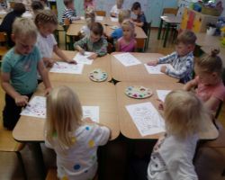 dzieci bawią się podczas pierwszych dni pobytu