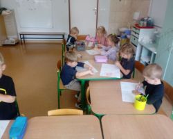 dzieci bawią się podczas pierwszych dni pobytu