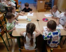 dzieci bawią się podczas pierwszych dni pobytu