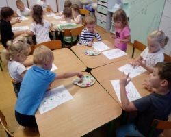 dzieci bawią się podczas pierwszych dni pobytu