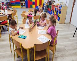 dzieci uczą się udzielania pierwszej pomocy