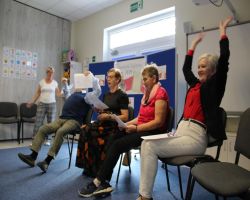 dzieci słuchają czytania seniorów w ramach Narodowego Czytania