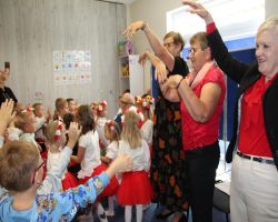 dzieci słuchają czytania seniorów w ramach Narodowego Czytania