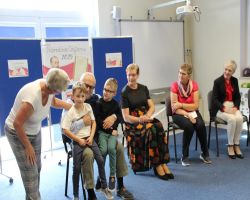 dzieci słuchają czytania seniorów w ramach Narodowego Czytania