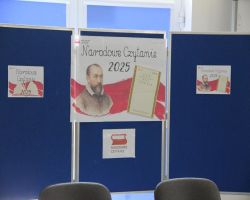 dzieci słuchają czytania seniorów w ramach Narodowego Czytania