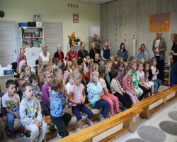 dzieci słuchają czytania seniorów w ramach Narodowego Czytania