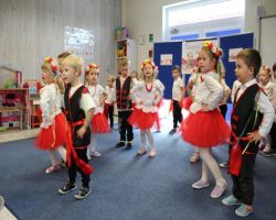 dzieci słuchają czytania seniorów w ramach Narodowego Czytania