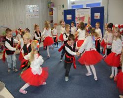 dzieci słuchają czytania seniorów w ramach Narodowego Czytania