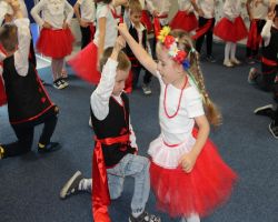 dzieci słuchają czytania seniorów w ramach Narodowego Czytania