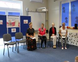 dzieci słuchają czytania seniorów w ramach Narodowego Czytania