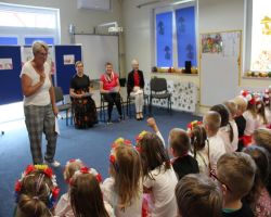 dzieci słuchają czytania seniorów w ramach Narodowego Czytania