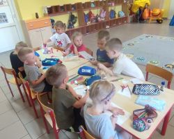 dzieci podczas róznych aktywności