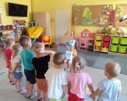 dzieci podczas róznych aktywności