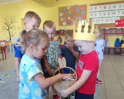 dzieci podczas róznych aktywności