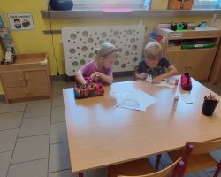 dzieci podczas róznych aktywności