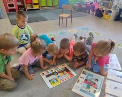 dzieci podczas ochodów swiąt nietypowych