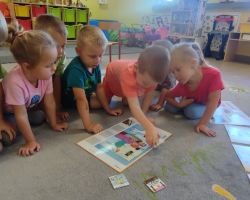 dzieci podczas ochodów swiąt nietypowych