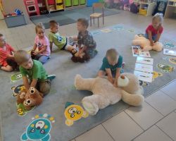 dzieci podczas ochodów swiąt nietypowych
