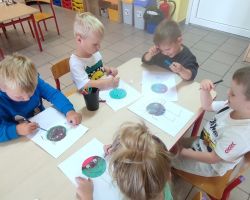 dzieci podczas ochodów swiąt nietypowych