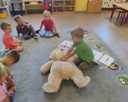 dzieci podczas ochodów swiąt nietypowych