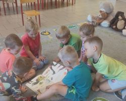 dzieci podczas ochodów swiąt nietypowych
