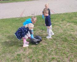 dzieci podczas ochodów swiąt nietypowych