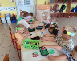 dzieci podczas ochodów swiąt nietypowych