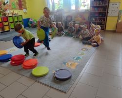 dzieci podczas ochodów swiąt nietypowych