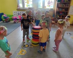 dzieci podczas ochodów swiąt nietypowych