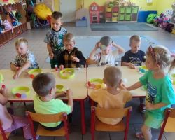 dzieci podczas ochodów swiąt nietypowych