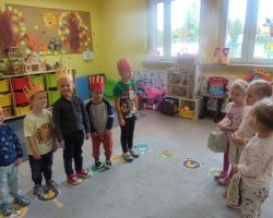 dzieci podczas ochodów swiąt nietypowych