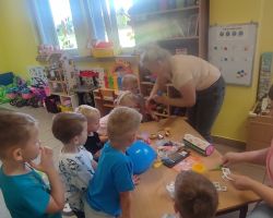 dzieci i mamy podczas obchodów dnia przedszkolaka