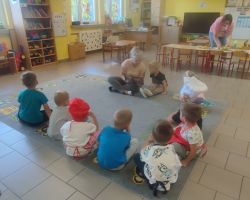 dzieci i mamy podczas obchodów dnia przedszkolaka