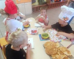 dzieci i mamy podczas obchodów dnia przedszkolaka