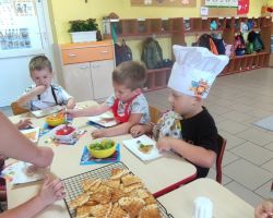 dzieci i mamy podczas obchodów dnia przedszkolaka