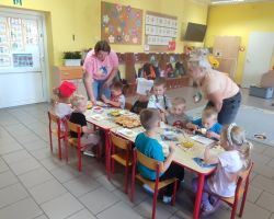 dzieci i mamy podczas obchodów dnia przedszkolaka