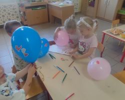 dzieci i mamy podczas obchodów dnia przedszkolaka