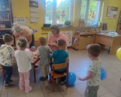 dzieci i mamy podczas obchodów dnia przedszkolaka