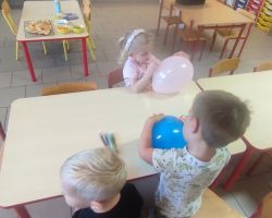 dzieci i mamy podczas obchodów dnia przedszkolaka