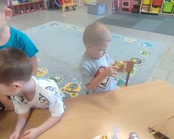 dzieci i mamy podczas obchodów dnia przedszkolaka