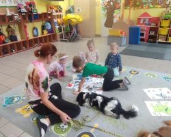 dzieci i dorośli podczas zajęć dodatkowych