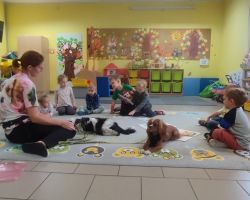 dzieci i dorośli podczas zajęć dodatkowych
