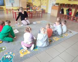 dzieci i dorośli podczas zajęć dodatkowych