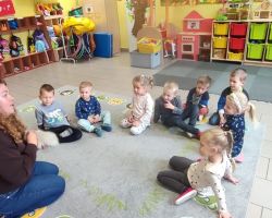 dzieci i dorośli podczas zajęć dodatkowych
