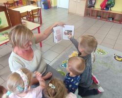 dzieci i dorośli podczas zajęć dodatkowych