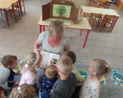 dzieci i dorośli podczas zajęć dodatkowych