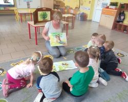 dzieci i dorośli podczas zajęć dodatkowych
