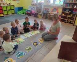 dzieci i dorośli podczas zajęć dodatkowych