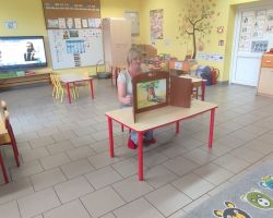 dzieci i dorośli podczas zajęć dodatkowych