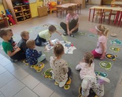 dzieci i dorośli podczas zajęć dodatkowych